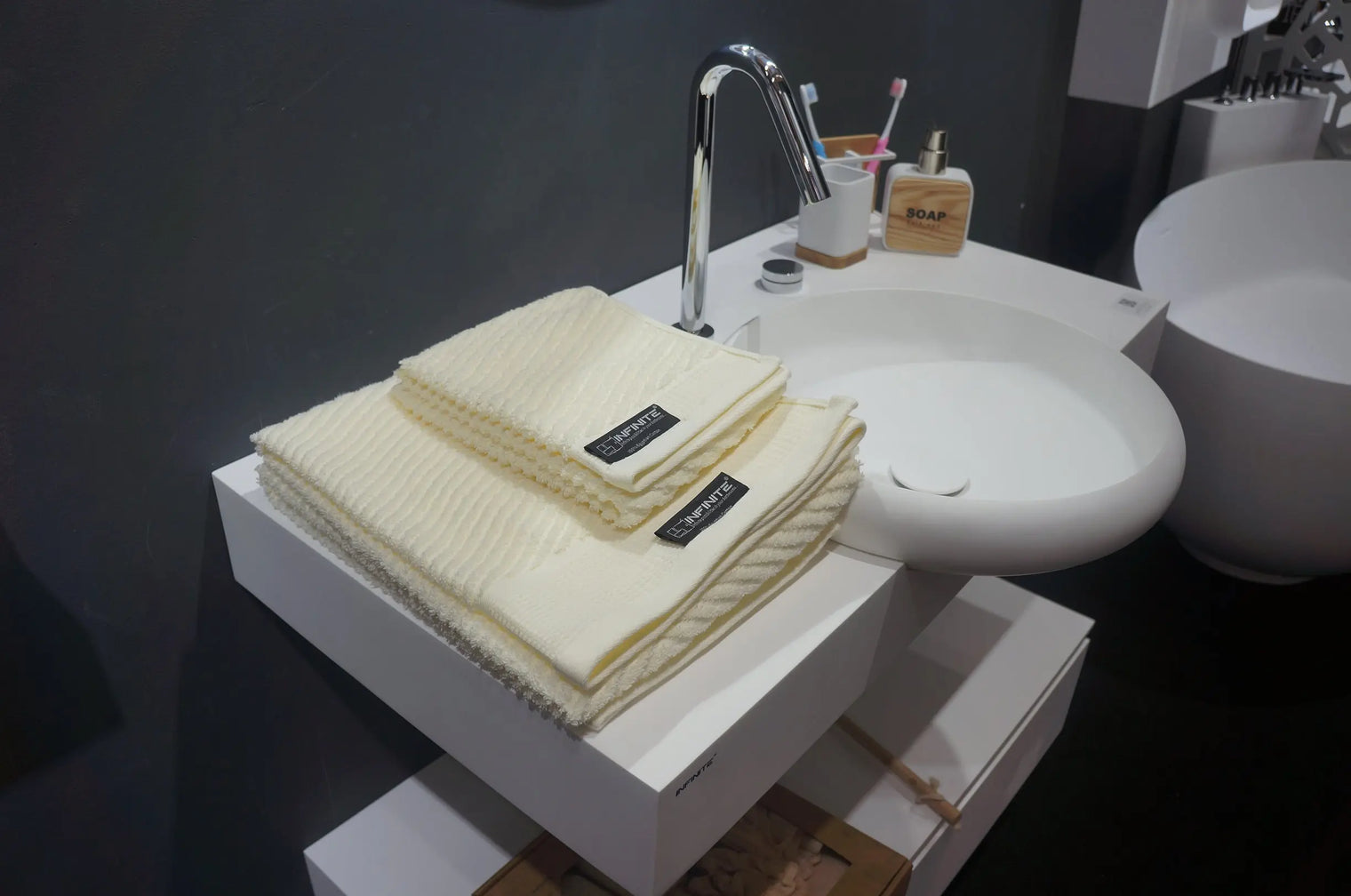 face towel-Towels-INFINITE BATH-訂造洗手盆,浴室翻新, small size bathtubs, custom-made bathtub HK,freestanding bathtub Hong Kong, 獨立式 浴缸 香港, premium bathtub brands HK, Where to buy bathtubs in Hong Kong, best custom bathroom furniture HK, Infinite Bath, Infinite浴缸, Cloakroom,Vanities, Mirrors,Bathroom Furniture, 浴室裝修,浴室 櫃 訂造