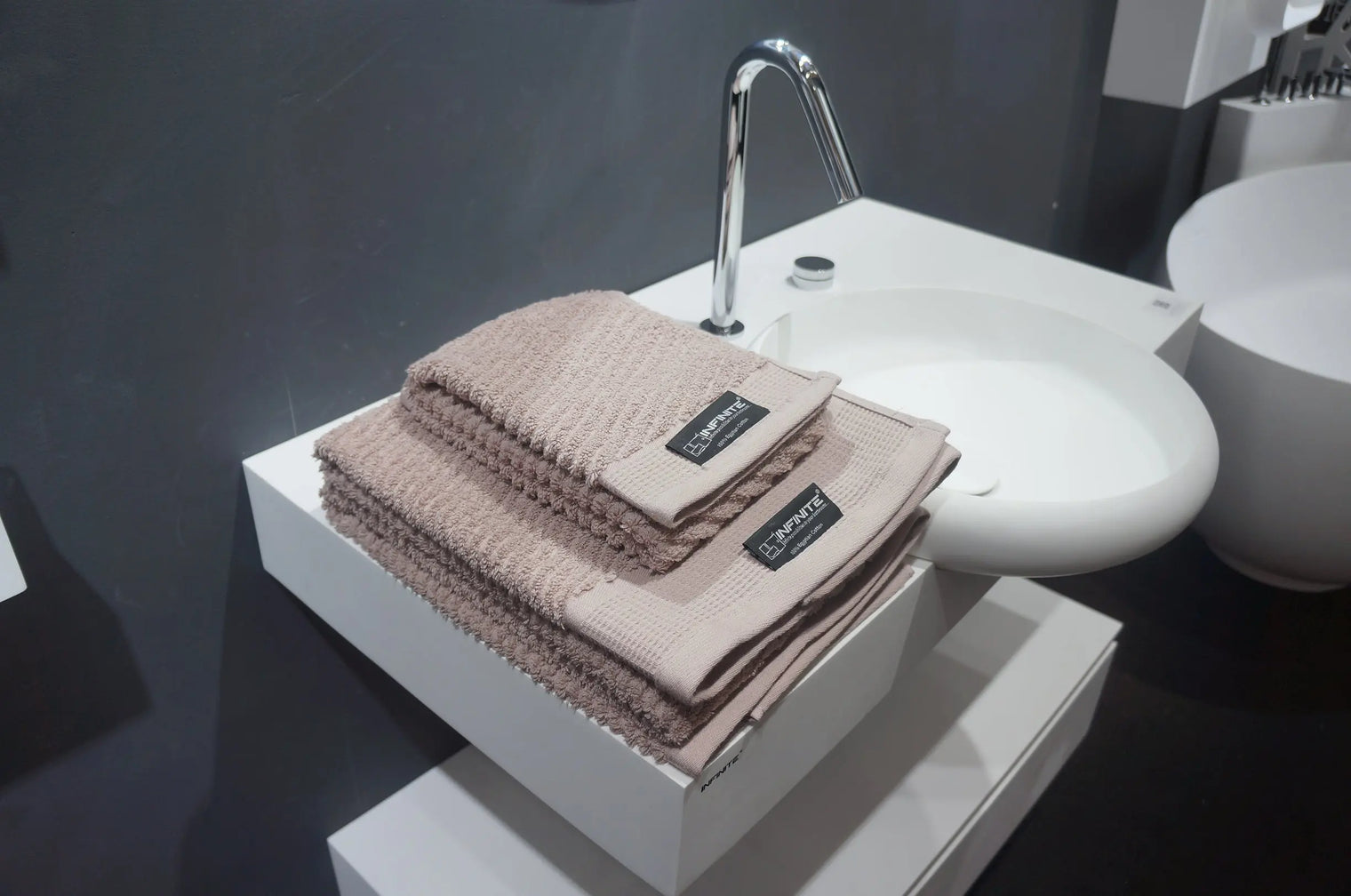 face towel-Towels-INFINITE BATH-訂造洗手盆,浴室翻新, small size bathtubs, custom-made bathtub HK,freestanding bathtub Hong Kong, 獨立式 浴缸 香港, premium bathtub brands HK, Where to buy bathtubs in Hong Kong, best custom bathroom furniture HK, Infinite Bath, Infinite浴缸, Cloakroom,Vanities, Mirrors,Bathroom Furniture, 浴室裝修,浴室 櫃 訂造