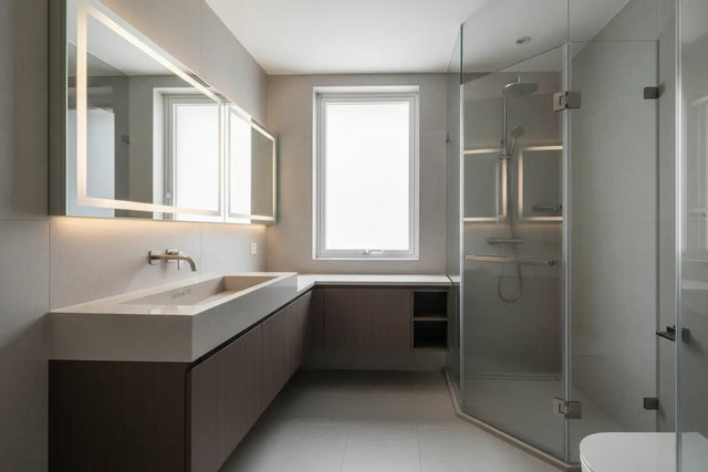 現代浴室設計結合訂做潔具、膚感石無縫一體洗手盆與多功能LED鏡櫃淋浴屏